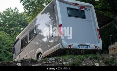 Caravane de remorque de voyage. Camping camping-car la nuit Banque D'Images