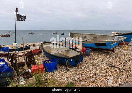 Les petits bateaux vides sur le bord du lac Banque D'Images