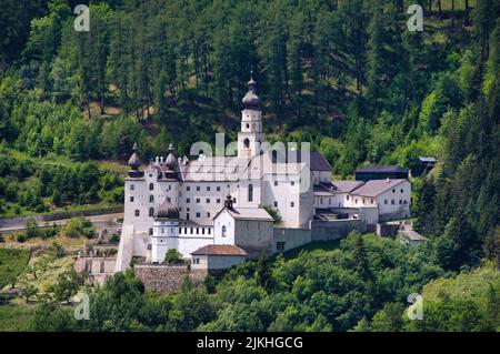 La photo montre un téléchaud de l'abbaye de Marienberg, la plus haute abbaye bénédictine d'Europe à Vinschgau, dans le Tyrol du Sud Banque D'Images