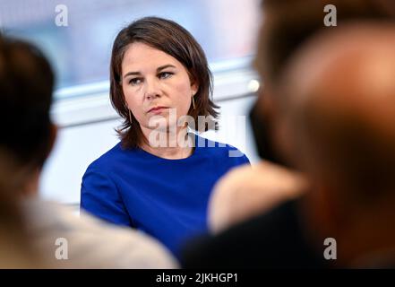 New York, États-Unis. 02nd août 2022. Annalena Baerbock (Bündnis 90/Die Grünen), ministre fédéral des Affaires étrangères, parle des relations transatlantiques avec les étudiants de la communauté Theresa Lang et du Centre étudiant de l'université 'The New School'. Credit: Britta Pedersen/dpa/Alay Live News Banque D'Images