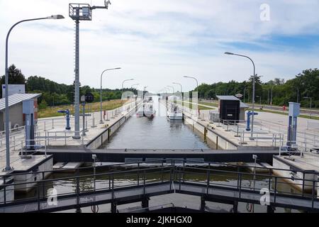 Wusterwitz, Allemagne. 02nd août 2022. Des bateaux de sport et de loisirs sortent de la chambre d'écluse de l'écluse de Wusterwitz sur le canal d'Elbe-Havel. L'écluse de plus de 100 ans sur la voie navigable fédérale du canal Elbe-Havel entre Hanovre et Berlin a été rouverte dans la matinée à la circulation maritime. Crédit : Soeren Stache/dpa/Alay Live News Banque D'Images