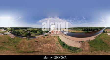 Prêt pour VR panorama aérien à 360 degrés avec des bâtiments de stockage d'usine le long du canal de la voie navigable de Twentekanaal à Lochem, aux pays-Bas. Banque D'Images