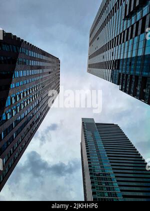 A vertical low angle view of tall office towers in Toronto, Canada Banque D'Images