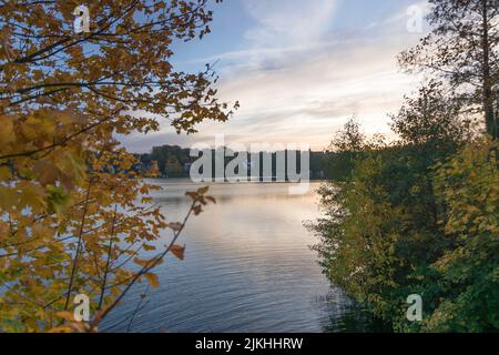 Vue en automne au coucher du soleil sur le petit lac Küchensee à Ratzeburg, Allemagne. Banque D'Images