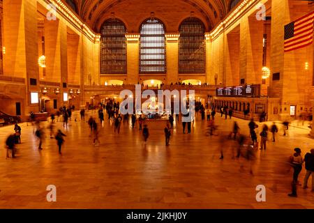 A high angle shot of people walking in the Grand Central Station in NY, Manhattan, USA Banque D'Images