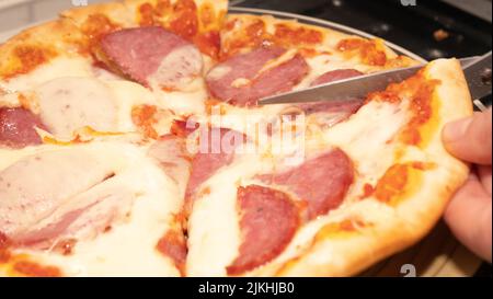 Pizza au pepperoni au fromage Mozzarella, salami, tomates, poivre, épices et basilic frais. Pizza italienne Banque D'Images