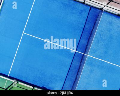 Vue aérienne sur un court de tennis bleu de Paddle Banque D'Images