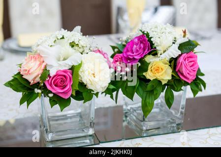 Un gros plan de composition florale naturelle pour une fête de mariage Banque D'Images