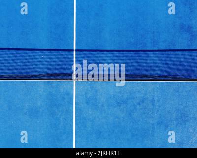 vue aérienne d'un court de paddle-tennis bleu en herbe artificielle Banque D'Images