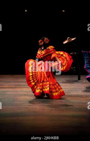 A vertical shot of a woman performing flamenco on the stage in Cancun, Mexico Banque D'Images