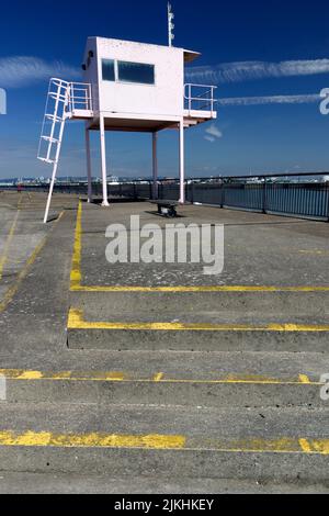 Pink Hut sur Cardiff Bay barrage, Cardiff, pays de Galles. Banque D'Images