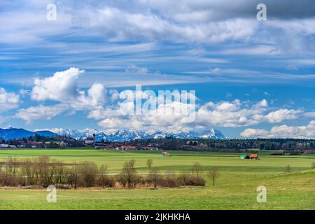 Allemagne, Bavière, Tölzer Land, Dietramszell, quartier Lochen, Vue sur le village sur les montagnes de Wetterstein Banque D'Images