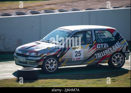 Barcelone, Espagne; 20 décembre 2021: Renault Clio 16v MkI voiture de course sur la piste de Montmelo Banque D'Images