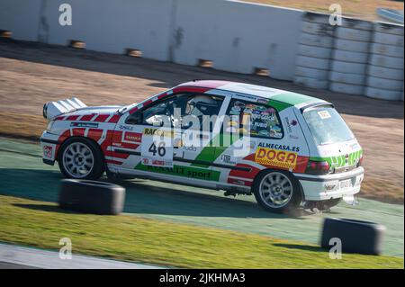 Barcelone, Espagne; 20 décembre 2021: Renault Clio 16v MKi voiture de course sur la piste de Montmelo Banque D'Images