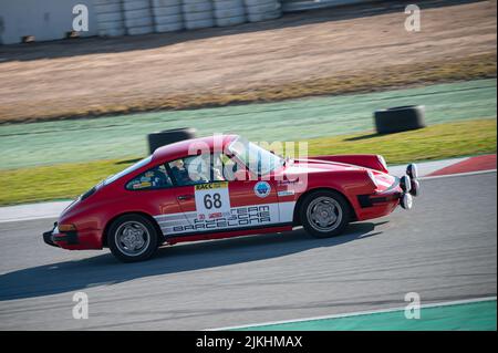 Barcelone, Espagne; 20 décembre 2021: Porsche 911 sc voiture de course sur la piste de Montmelo Banque D'Images