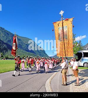 Procession dans la vallée tyrolienne de Leutasch, Autriche Banque D'Images