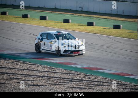 Barcelone, Espagne; 20 décembre 2021: Renault Clio Rally 5 voiture de course sur la piste de Montmelo Banque D'Images