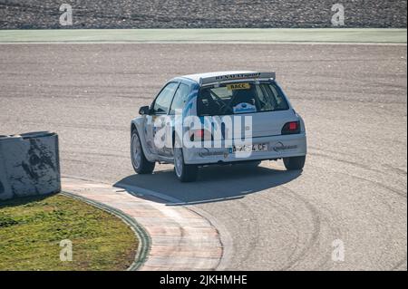 Barcelone, Espagne; 20 décembre 2021: Renault Clio 16v MKi voiture de course sur la piste de Montmelo Banque D'Images