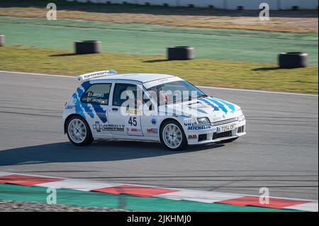 Barcelone, Espagne; 20 décembre 2021: Renault Clio 16v MKi voiture de course sur la piste de Montmelo Banque D'Images