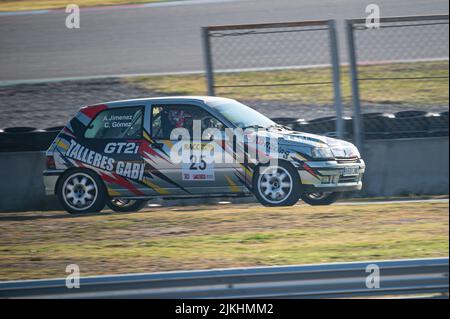 Barcelone, Espagne; 20 décembre 2021: Renault Clio 16v MKi voiture de course sur la piste de Montmelo Banque D'Images