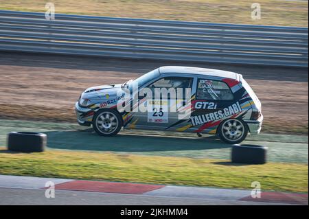 Barcelone, Espagne; 20 décembre 2021: Renault Clio 16v MKi voiture de course sur la piste de Montmelo Banque D'Images