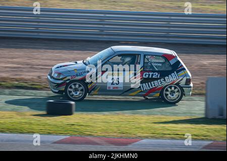 Barcelone, Espagne; 20 décembre 2021: Renault Clio 16v MKi voiture de course sur la piste de Montmelo Banque D'Images