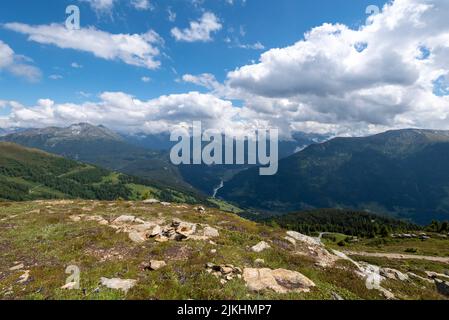 Alpes, dans la vallée de la rivière Inn, vue de la station de montagne Venet, longue distance sentier de randonnée E5, Zams, Tyrol, Autriche Banque D'Images