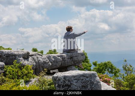 Un jeune homme caucasien regardant les montagnes dans les rochers de l'ours dans la région sauvage de Dolly Sods, WV, États-Unis Banque D'Images