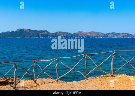 Côte près de s'Illot, presqu'île Victoria près d'Alcudia, vue sur Cap Formentor, Majorque, Iles Baléares, Espagne Banque D'Images