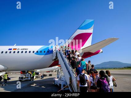 Ville de Corfou, Corfou, Grèce - EUROWINGS. À l'aéroport de Corfou, les vacanciers embarquent dans un avion Eurowings, ici un Airbus A320, par un escalier extérieur sur le tablier. Banque D'Images