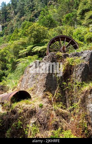 Restes d'une ancienne batterie d'estampage à Karangahake du passé de la ruée vers l'or, péninsule de Coromandel, Nouvelle-Zélande Banque D'Images