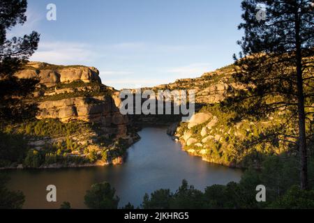 The sun rays on the cliffs surrounding the Panta de Margalef reservoir in Margalef Catalonia, Spain Stock Photo