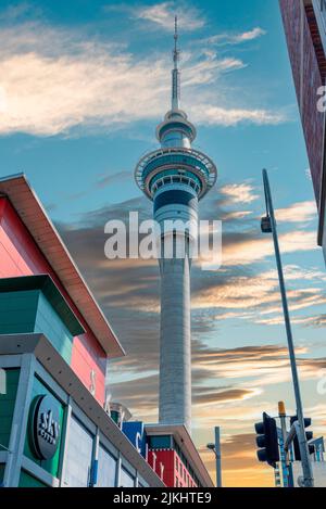 Vue rapprochée de Sky Tower avec ciel pittoresque à Auckland, Nouvelle-Zélande Banque D'Images