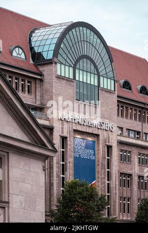 Berlin, Allemagne - 31 juillet 2022 : la façade du célèbre centre commercial haut de gamme KaDeWe (Kaufhaus des Westens) Banque D'Images