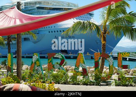 Un cliché sélectif du panneau de plage de Labadee avec le bateau allure of the Seas en arrière-plan Banque D'Images