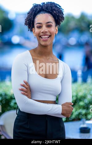 Schwerin, Allemagne. 02nd août 2022. Joy Ewulu comme Lara Hildebrand rit pendant une pause dans le tournage de la nouvelle série ZDF 'Hotel mondial. L'imaginaire hôtel 4 étoiles 'cadran', qui peut regarder en arrière sur une longue tradition, fournit le cadre pour le terrain. Selon la société de production, la première saison comprendra douze épisodes et devrait être mise à l'air le mercredi prochain. Credit: Jens Büttner/dpa/Alay Live News Banque D'Images