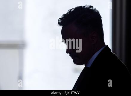 Schwerin, Allemagne. 02nd août 2022. Daniel Eichinger comme réceptionniste en chef pendant le tournage de la nouvelle série ZDF 'Hotel mondial. L'imaginaire hôtel 4 étoiles 'cadran', qui peut regarder en arrière sur une longue tradition, fournit le cadre pour le terrain. Selon la société de production, la première saison comprendra douze épisodes et sera diffusée le mercredi prochain. Credit: Jens Büttner/dpa/Alay Live News Banque D'Images