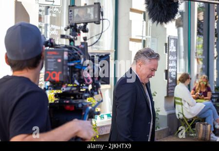 Schwerin, Allemagne. 02nd août 2022. Daniel Eichinger comme réceptionniste en chef pendant le tournage de la nouvelle série ZDF 'Hotel mondial. L'imaginaire hôtel 4 étoiles 'cadran', qui peut regarder en arrière sur une longue tradition, fournit le cadre pour le terrain. Selon la société de production, la première saison comprendra douze épisodes et sera diffusée le mercredi prochain. Credit: Jens Büttner/dpa/Alay Live News Banque D'Images