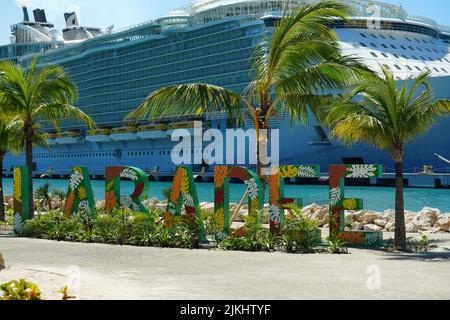 Un cliché sélectif du panneau de plage de Labadee avec le bateau allure of the Seas en arrière-plan Banque D'Images