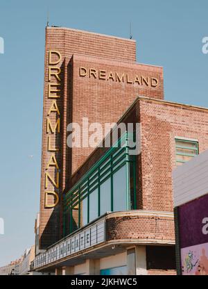 L'emblématique façade d'entrée en bord de mer art déco du parc d'attractions Dreamland à Margate Kent Angleterre Royaume-Uni - panneau de conception d'architecture de bord de mer Banque D'Images