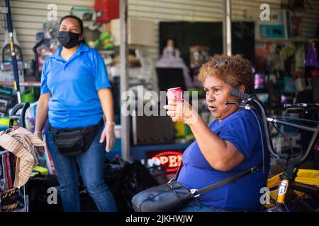 A closeup of a woman holding a soda can sitting in a garage Banque D'Images