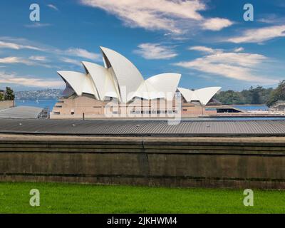 Découvrez l'Opéra de Sydney depuis un point de prairie très vert sous le ciel bleu clair, Sydney, Australie. Banque D'Images