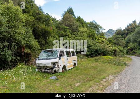 Voiture détruite après un accident sur la route dans le parc national de te Urewera, en Nouvelle-Zélande Banque D'Images