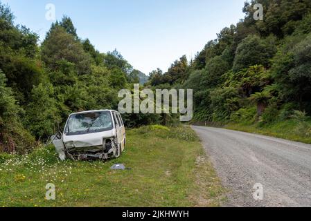 Voiture détruite après un accident sur la route dans le parc national de te Urewera, en Nouvelle-Zélande Banque D'Images