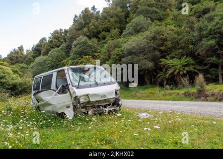 Voiture détruite après un accident sur la route dans le parc national de te Urewera, en Nouvelle-Zélande Banque D'Images