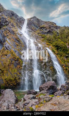 Les chutes d'Earland à la célèbre Routeburn Track, parc national Fiordland, île du Sud de la Nouvelle-Zélande Banque D'Images