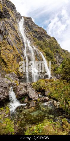 Les chutes d'Earland à la célèbre Routeburn Track, parc national Fiordland, île du Sud de la Nouvelle-Zélande Banque D'Images