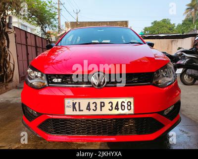 Une vue avant complète d'une voiture rouge Volkswagen Polo garée dans la rue Banque D'Images