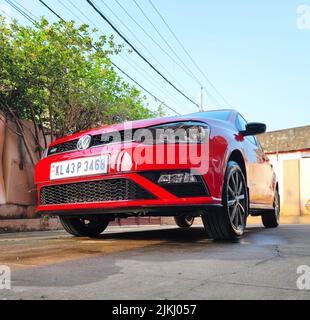 Une vue avant complète d'une voiture rouge Volkswagen Polo garée dans la rue Banque D'Images