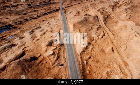 An aerial view of the highway in the Gobi Desert in summer Banque D'Images